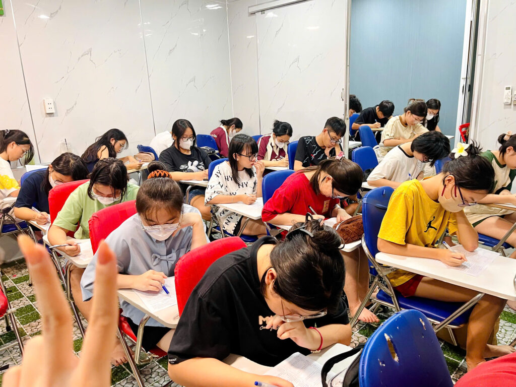 Lớp tiếng anh 9 và luyện thi tuyển sinh vào lớp 10 môn tiếng anh khóa 2025 đang làm bài kiểm tra năng lực định kỳ hàng tuần